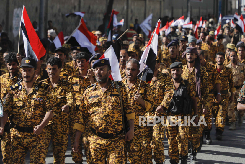 Pendukung Houthi berbaris menandai peringatan persatuan Yaman di Sanaa, Yaman, Rabu, (22/5/2024).