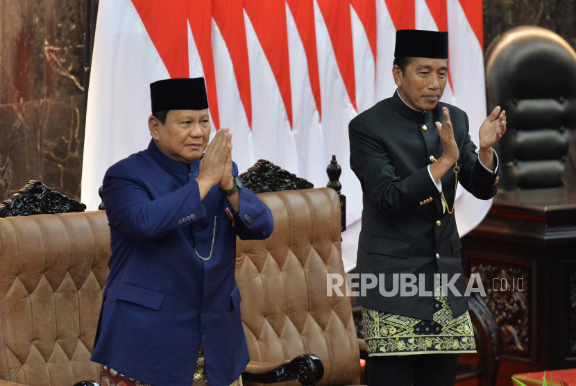 Presiden Prabowo Subianto memberikan hormat disaksikan Presiden ke 7 Joko Widodo saat mengikuti sidang paripurna MPR dengan agenda  pelantikan Presiden dan Wakil Presiden periode 2024-2029 di Gedung Nusantara, Kompleks Parlemen, Senayan, Jakarta, Ahad (20/10/2024). Prabowo Subianto dan Gibran Rakabuming Raka resmi menjabat sebagai presiden dan wakil presiden periode 2024-2029 menggantikan presiden dan wakil presiden periode 2019-2024 Joko Widodo dan Maruf Amin.