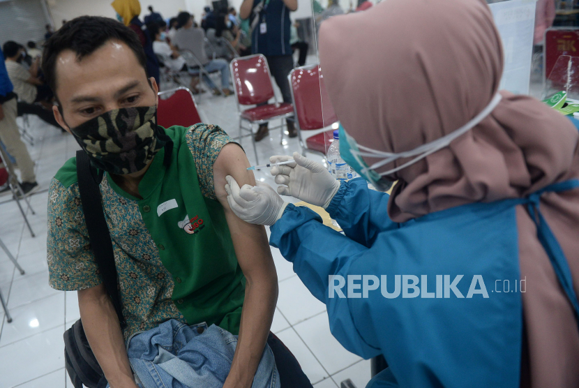 Vaksinator menyuntikan vaksin COVID-19 kepada para karyawan retail saat vaksinasi massal di Mall BTM, Bogor, Jawa Barat, Rabu (24/3). Pelaksanaan vaksinasi yang dilaksanakan di pusat perbelanjaan itu menjadi salah satu upaya Pemerintah Kota (Pemkot) Bogor dalam mempercepat akselerasi penerima vaksin sekaligus sebagai upaya membangkitkan kembali perekonomian.Prayogi/Republika.