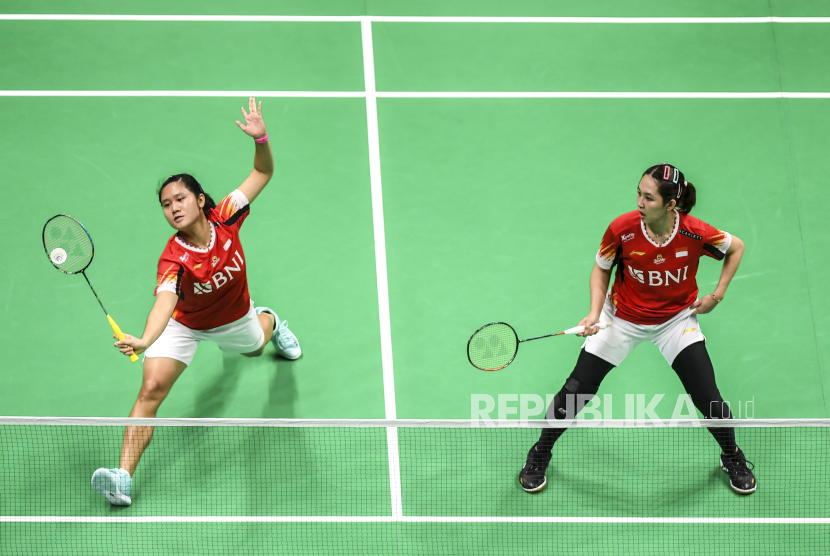 Pebulu tangkis ganda putri Indonesia Lanny Tria Mayasari (kiri) dan Ribka Sugiarto (kanan) mengembalikan kok ke arah lawan pebulu tangkis Korea Selatan Jeong Na Eun dan Kong Hee Yong dalam semifinal Piala Uber 2024 di Chengdu Hi Tech Zone Sports Center Gymnasium, Chengdu, China, Sabtu (4/5/2024).  Ribka/Lanny kalah 15-21, 14-21, tim Indonesia sementara imbang dengan skor 2-2 atas Korea Selatan. 