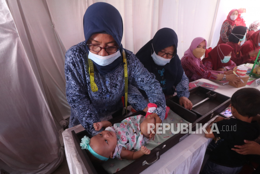 Petugas kesehatan mengukur tinggi bayi di Posyandu Mayang, Kelurahan Mrican, Kota Kediri, Jawa Timur, Jumat (5/8/2022). (Ilustrasi)