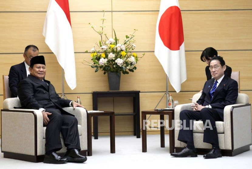 Presiden terpilih Indonesia dan Menteri Pertahanan saat ini Prabowo Subianto, bertemu dengan Perdana Menteri Jepang Fumio Kishida di Tokyo, Rabu (3/4/2024). Dalam pertemuan itu Prabowo menyampaikan ingin memperkuat hubungan kerja sama antara Indonesia dan Jepang khususnya di bidang keamanan dan ekonomi. 