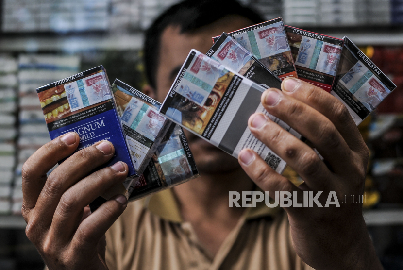 Pedagang menunjukkan bungkus rokok bercukai di Jakarta, Kamis (10/12). Kementerian Keuangan mengumumkan kenaikan tarif cukai rokok sebesar 12,5 persen yang berlaku efektif pada 1 Februari 2021 mendatang. Republika/Putra M. Akbar
