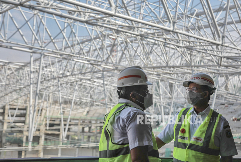 Gubernur DKI Jakarta Anies Rasyid Baswedan meninjau proses lifting rangka atap saat pembangunan Jakarta International Stadium (JIS) di Papanggo, Kecamatan Tanjung Priok, Jakarta Utara, Rabu (16/6/2021). 