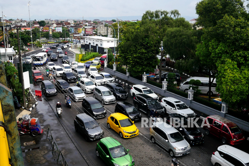 Kendaraan terjebak macet menuju arah Malioboro, Yogyakarta, Ahad (19/12).  Sejak pencabutan status PPKM setiap akhir  pekan kawasan atau akses menuju Malioboro macet panjang. Mengingat kawasan Malioboro menjadi tujuan utama wisatawan terutama untuk membeli oleh-oleh sebelum pulang.