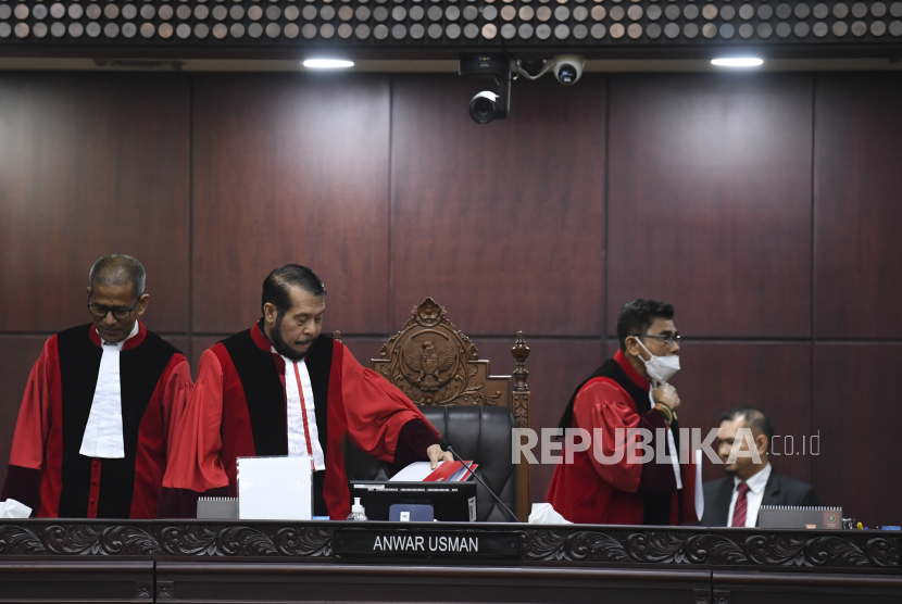 Ketua Majelis Hakim Mahkamah Konstitusi (MK) Anwar Usman (tengah) didampingi para hakim konstitusi bersiap memimpin jalannya sidang di Gedung Mahkamah Konstitusi, Jakarta, Senin (31/7/2023).