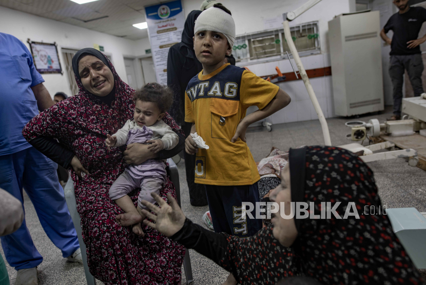  Anak dan perempuan mengantre untuk mendapatkan layanan medis di Al-Najjar Hospital menyusul serangan udara di Rafah, selatan Jalur Gaza, Palestina, 25 April 2024.
