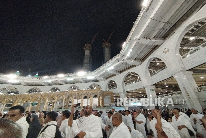 Suasana di Kawasan Masjidil Haram, Mekah, Arab Saudi, Sabtu(29/4/2023).Masjidil Haram adalah sebuah masjid di kota Mekkah, yang dipandang sebagai tempat istimewa bagi umat Islam dan merupakan tujuan utama dalam ibadah haji dan umroh. Masjid ini dibangun mengelilingi Ka