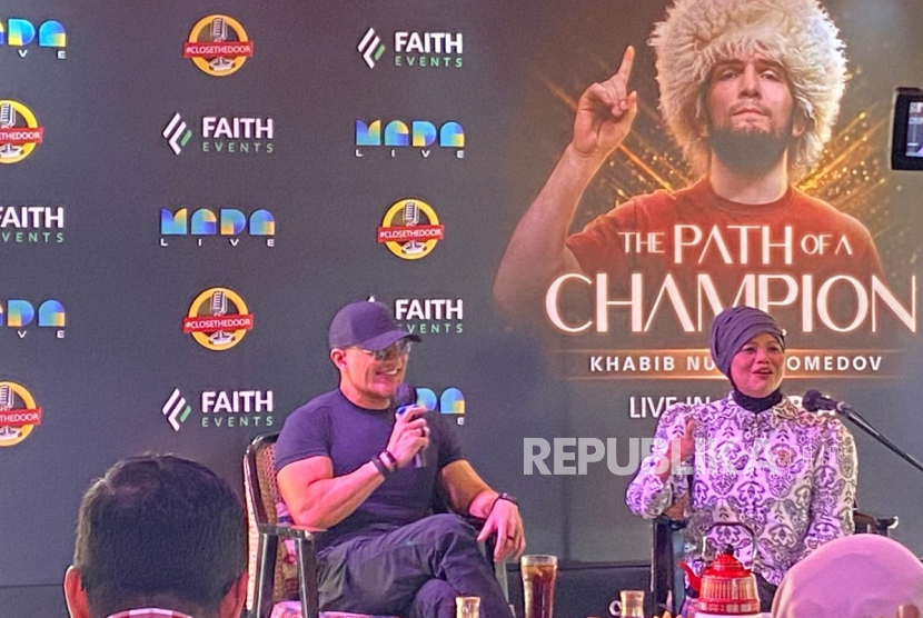 Promotor dan Perwakilan MadaLive, Ria R. Christiana bersama Deddy Corbuzier saat menggelar konferensi pers terkait kedatangan atlet MMA Khabib Nurmagomedov ke Jakarta di daerah Kemang, Jakarta Selatan, Jumat (13/9/2024).