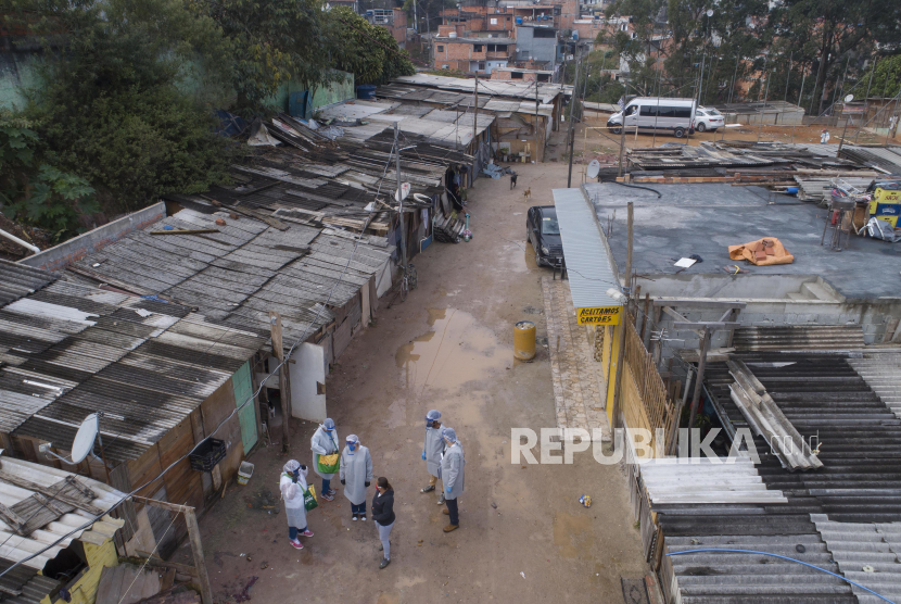 Petugas kesehatan dari Dokter Tanpa Batas mengunjungi kamp penghuni liar untuk melakukan pemeriksaan medis dan menghindari penyebaran Covid-19 di Sao Bernardo do Campo, wilayah Sao Paulo yang lebih besar, Brasil, Rabu, 3 Juni 2020.