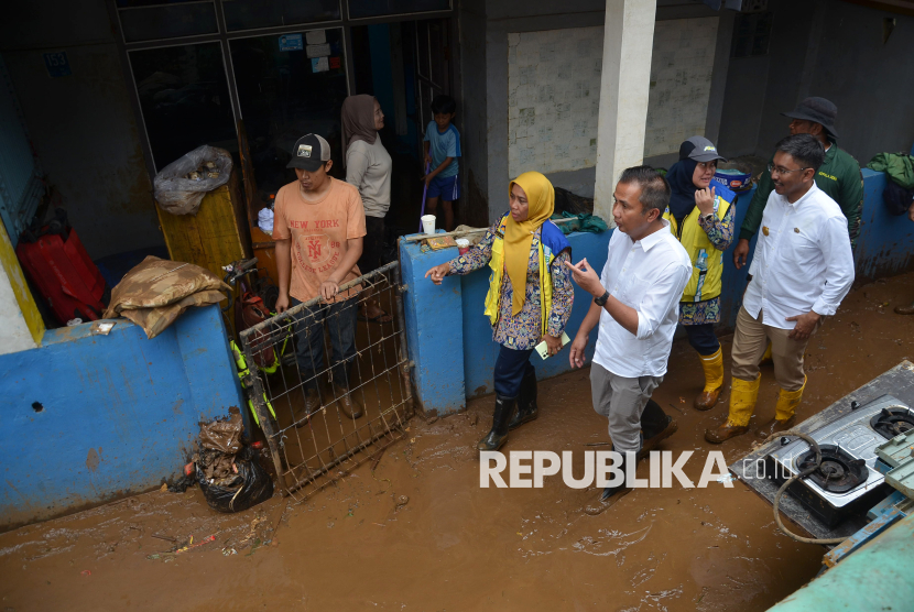 Pj Gubernur Jabar Bey Machmudin meninjau lokasi banjir bandang di Desa Banjaran Wetan, Kecamatan Banjaran, Kabupaten Bandung