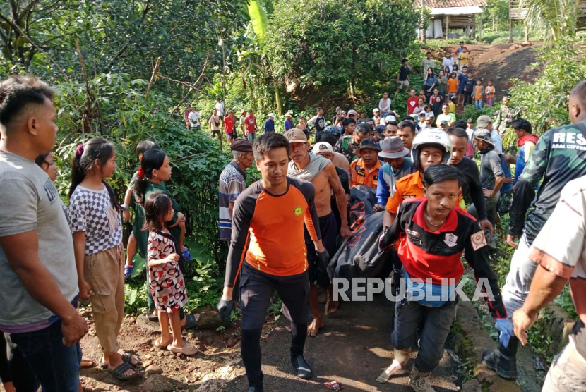 Petugas mengevakuasi korban yang sebelumnya hilang terseret arus Sungai Cilamatan Cipunagara di Desa Wanareja, Kecamatan Subang, Kabupaten Subang, Jawa Barat, Selasa (26/12/2023).