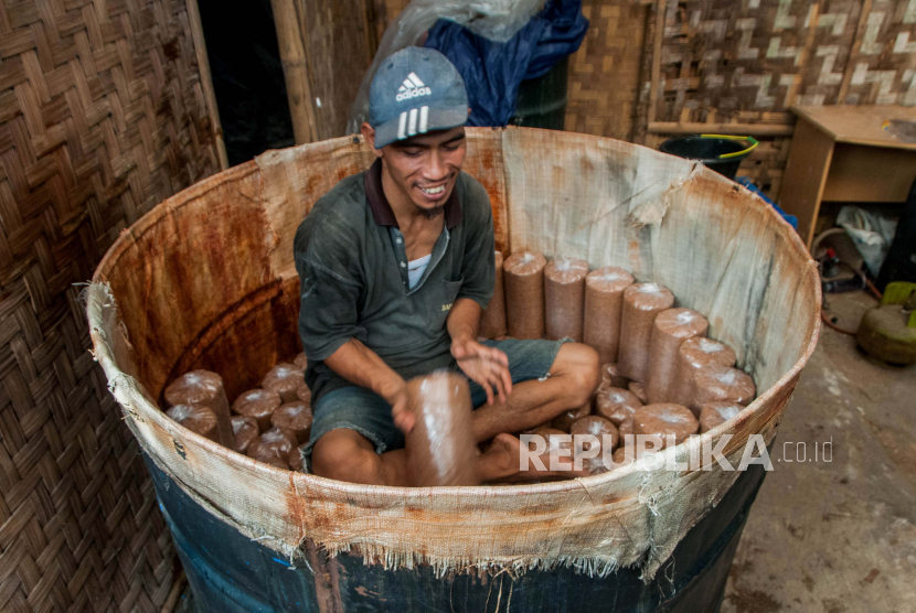 Pekerja memproduksi bibit jamur tiram di kampung Koncang, Lebak, Banten, Selasa (4/8). Kementerian Keuangan menerbitkan Surat Perintah Pencairan Dana (SP2D) untuk Bantuan Presiden (Banpres) Produktif Usaha Mikro (BPUM) sebesar Rp 2,01 triliun. 