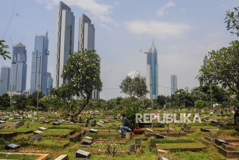 Warga saat berziarah di TPU Karet Bivak, Kecamatan Tanah Abang, Jakarta Pusat, Ahad (27/3/2022). 