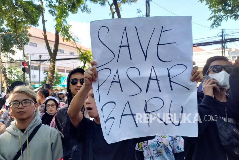 Ribuan pedagang Pasar Baru Kota Bandung menggelar aksi demonstrasi di depan kantor Wali Kota Bandung menuntut dua tahun perpanjangan kontrak kios secara gratis, Kamis (1/2/2024). 