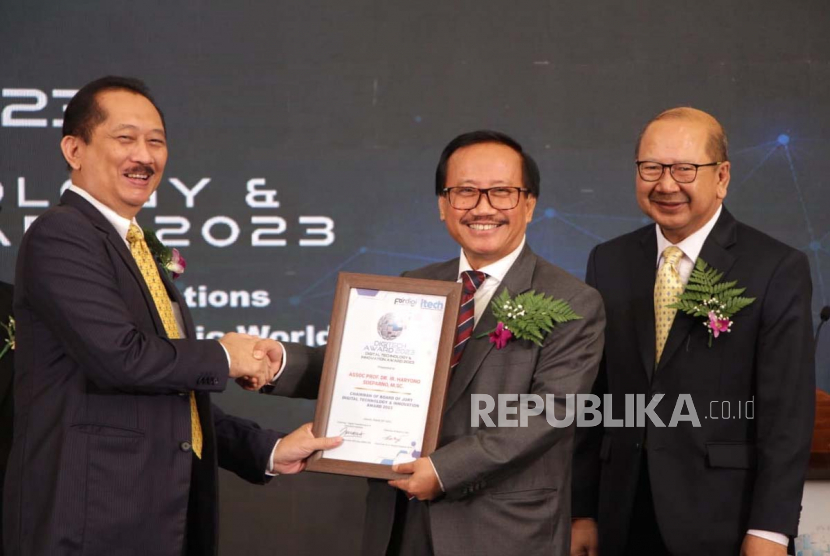 Chairman Majalah Itech,  Ir. Irnanda Laksanawan, MSc Eng (MBM), memberikan sertifikat kepada Ketua Dewan Juri Digital Technology & Innovation Award (Digitech) 2023, Assoc Prof Dr Ir Haryono.