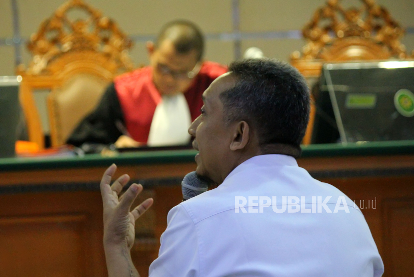 Wali Kota Bandung (nonaktif) Yana Mulyana menjadi saksi dalam sidang kasus dugaan suap pengadaan CCTV dan Internet Service Provider (ISP) Kota Bandung 2022-2023 di Pengadilan Negeri Kota Bandung, Seni