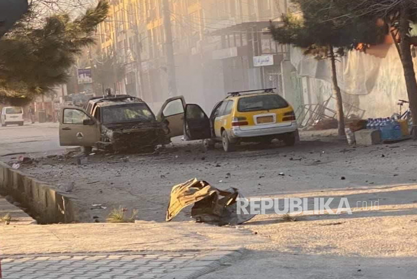  Petugas keamanan Afghanistan memeriksa lokasi ledakan bom yang menargetkan kendaraan Angkatan Darat Afghanistan di Kabul, Afghanistan, 28 Desember 2020. Tiga orang terluka dalam pemboman tersebut.