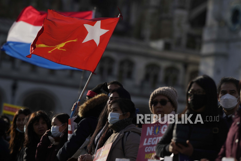  Pengunjuk rasa pro demokrasi Myanmar menandai peringatan satu tahun perebutan kekuasaan oleh tentara, dengan topeng bendera dan plakat di Parliament Square, London, Selasa, 1 Februari 2022. Seorang utusan khusus Asia Tenggara akan mengunjungi Myanmar pekan depan.