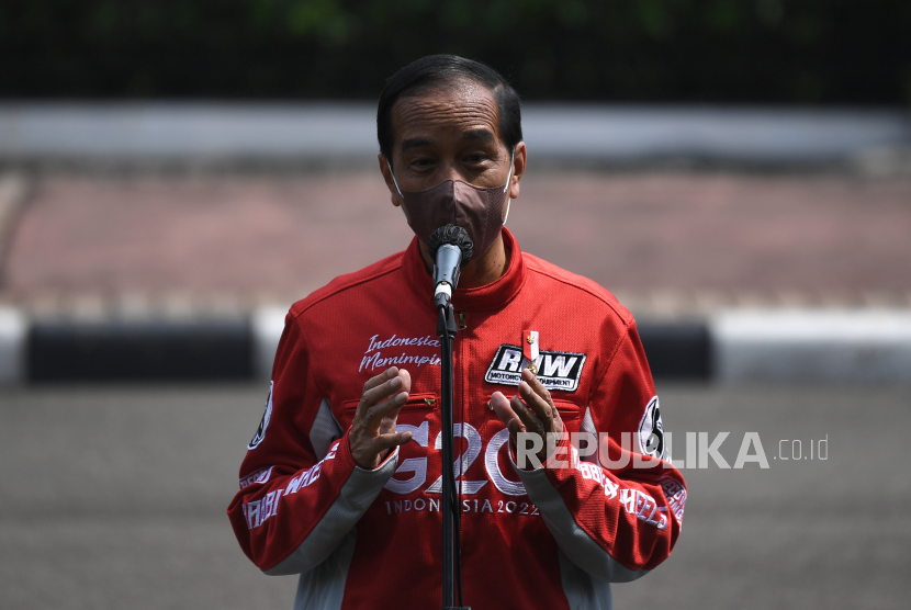 Presiden Joko Widodo menyampaikan keterangan kepada wartawan usai melepas parade pembalap MotoGP di depan Istana Merdeka, Jakarta, Rabu (16/3/2022). Parade tersebut merupakan bentuk apresiasi atas kerja keras Pemerintah dalam mempersiapkan pagelaran MotoGP Mandalika pada 18-20 Maret 2022. 