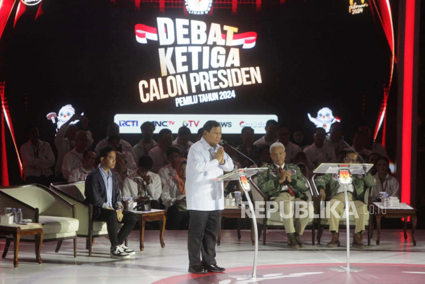 Capres nomor urut 2 Prabowo Subianto memaparkan visi misi saat debat capres di Istora Senayan, Jakarta, Ahad (7/1/2024). Capres Prabowo Subianto menekankan Politik Tetangga Baik dalam debat.