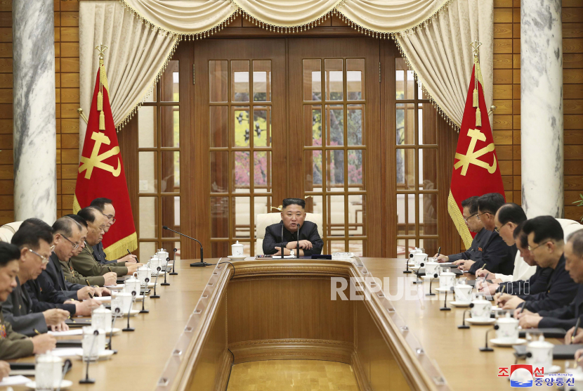 Dalam foto yang disediakan oleh pemerintah Korea Utara ini, Kim Jong Un menghadiri pertemuan di Pyongyang, Korea Utara, Jumat, 4 Juni 2021. 