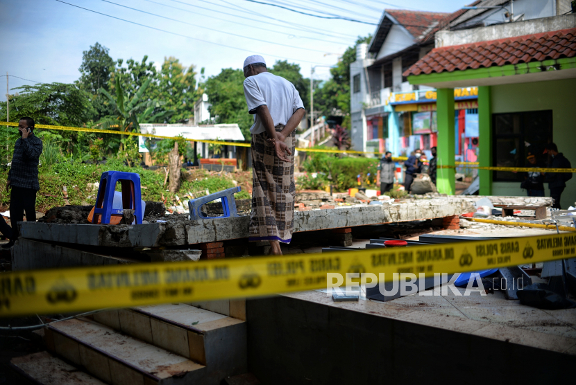 Warga memasuki garis polisi yang terpasang di lokasi peristiwa tembok roboh akibat banjir di MTsN 19, Pondok Labu, Jakarta Selatan, Junat (7/10/2022). Peristiwa banjir yang mengakibatkan tembok pembatas sekolah roboh hingga menewaskan 3 orang siswa dan 1 orang luka tersebut terjadi pada Kamis (6/10/2022) kemarin sekitar pukul 14.50 WIB. Pemerintah melalui Kementerian Koordinator Bidang Pembangunan Manusia dan Kebudayaan bersama Kementerian PUPR akan segera memperbaiki fasilitas MTsN 19 Pondok Labu secara total usai dilanda banjir. Republika/Thoudy Badai