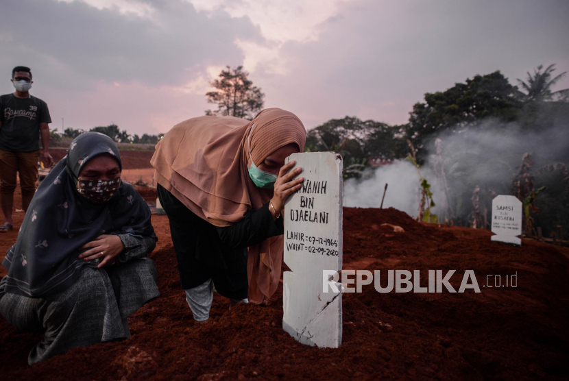 Keluarga jenazah pasien Covid-19 menghadiri prosesi pemakaman  di TPU Pondok Ranggon, Jakarta, Rabu (2/9). Penularan Covid-19 belakangan banyak berasal dari klaster keluarga. (ilustrasi)