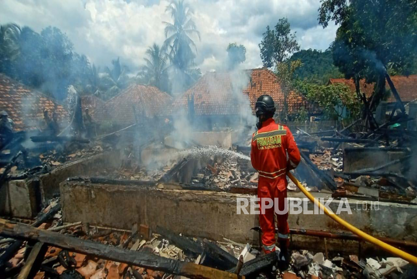 Kebakaran melanda sebuah rumah semipermanen di Dusun Pakusari, Desa Gunungsari, Kecamatan Cimahi, Kabupaten Kuningan, Jawa Barat, Senin (6/3/2023). 