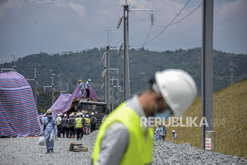 Petugas menggunakan alat berat mengevakuasi rangkaian kereta teknis proyek Kereta Cepat Jakarta-Bandung (KCJB) yang mengalami kecelakaan di Cempakamekar, Kecamatan Padalarang, Kabupaten Bandung Barat, Senin (19/12/2022). Berdasarkan keterangan Kadiv Humas Polri Irjen Dedi Prasetyo, kecelakaan tersebut menyebabkan dua warga negara China tewas serta lima orang  luka berat dan ringan. Hingga saat ini, penyebab kecelakaan kereta teknis proyek KCJB tersebut masih diselidiki pihak berwajib. Republika/Abdan Syakura
