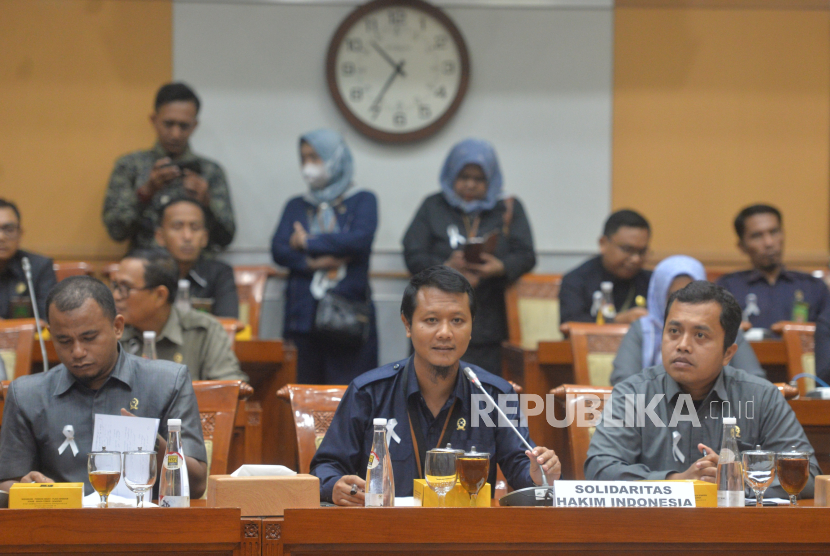 Perwakilan Koordinator Solidaritas Hakim Indonesia Rangga Lukita Desnata menyampaikan paparan dalam audiensi dengan Pimpinan DPR di Kompleks Parlemen, Senayan, Jakarta, Selasa (8/10/2024).