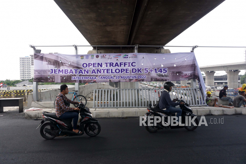 Pengendara melintas di Jembatan Antelope yang baru di Jaticempaka, Bekasi, Jawa Barat, Kamis (11/8/2022). 