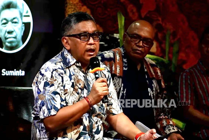 Sekretaris Jenderal Partai Demokrasi Indonesia Perjuangan (PDIP), Hasto Kristiyanto dalam sebuah diskusi di Rumah Makan Batik Kuring, Jakarta, Ahad (7/4/2024). 