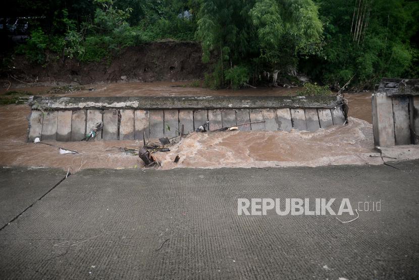 Dinas PUPR Depok Normalisasi Kali Pesanggrahan. Foto:  Kondisi tanggul di aliran kali pesanggrahan yang longsor di Kawasan Srengseng, Jakarta Barat, Rabu (18/3). Menurut warga tanggul tersebut sudah longsor sejak dua minggu yang lalu akibat arus kali yang deras dan hingga kini belum dilakukan perbaikan. Prayogi/Republika.