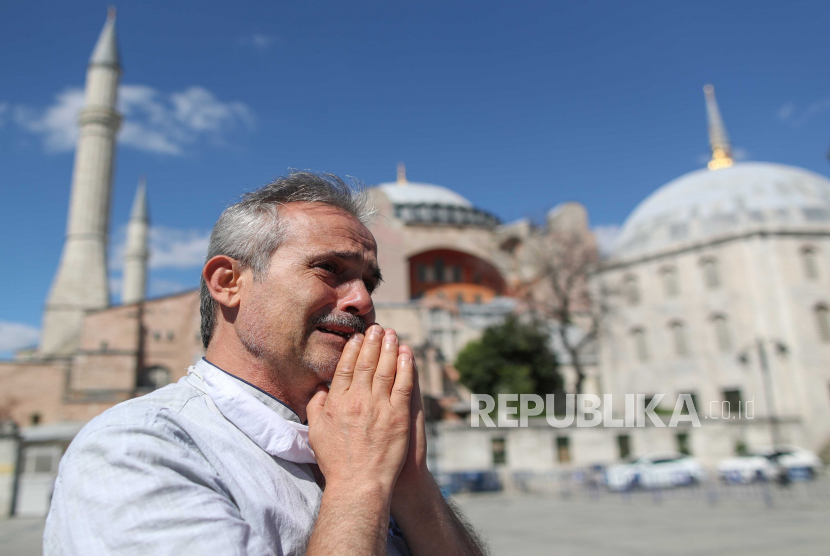 Perjalanan Hagia Sophia. Foto: Seorang lelaki berdoa di depan Museum Hagia Sophia di Istanbul, Turki, 10 Juli 2020. Pengadilan administrasi tertinggi Turki pada 10 Juli 2020 memutuskan bahwa museum yang dulunya sebuah masjid yang dibangun di katedral dapat diubah menjadi masjid lagi dengan menganilasinya. status sebagai museum.