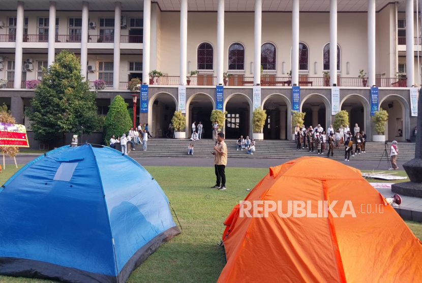 Sejumlah tenda terpasang di halaman Gedung Rektorat Universitas Gadjah Mada (UGM), Selasa (28/5/2024) sore. Tenda tersebut akan digunakan mahasiswa untuk menginap di kampus hingga 3 Juni 2024 mendatang. Aksi menginap dilakukan sebagai penolakan terhadap kenaikan UKT di UGM. 