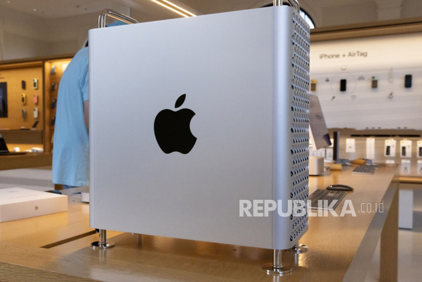 Seorang pelanggan melihat komputer di toko Apple di Washington, DC, Amerika Serikat, 11 Juni 2024. 