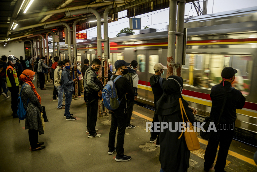Sejumlah penumpang saat menaiki KRL di Stasiun Citayam, Depok. Stasiun ini sedang dikaji untuk menjadi lokasi pagar budaya.(ilustrasi)