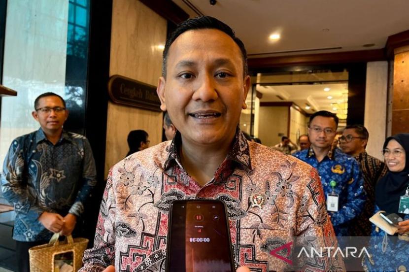 Wamenhut pastikan hasil audit 24 PBPH di Sumatra diumumkan.