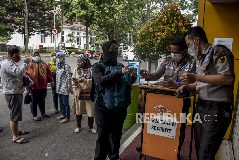 Petugas keamanan memeriksa sertifikat vaksin Covid-19 pengunjung yang hendak memasuki Balubur Town Square (Baltos), Jalan Tamansari, Kota Bandung, Selasa (3/8). Sejumlah pusat perbelanjaan di Kota Bandung mewajibkan pengunjung dan pedagang untuk menunjukkan sertfikat vaksinasi Covid-19 sebagai upaya pencegahan penularan Covid-19 dan mendukung Pemberlakuan Pembatasan Kegiatan Masyarakat (PPKM) Level 4 di Kota Bandung. Foto: Republika/Abdan Syakura