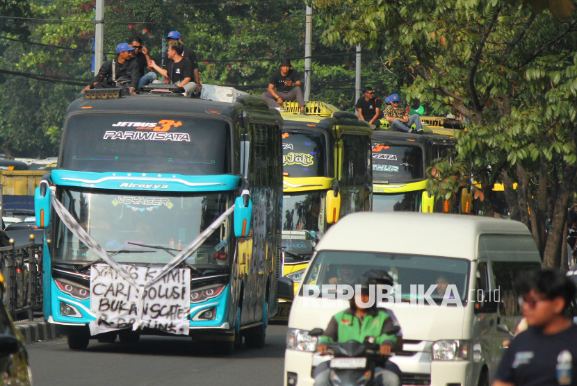 Ratusan bus memadati Jalan Pasupati, Kota Bandung, saat aksi pelaku usaha pariwisata Jawa Barat (Jabar), Senin (21/7/2025). Dalam aksi itu mereka meminta agar kebijakan larangan Study Tour dicabut agar para pelaku usaha pariwisata dapat bekerja kembali.