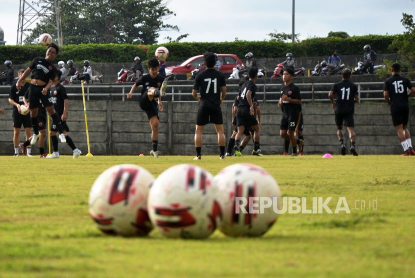 Sejumlah pesepak bola PSM Makassar menjalani latihan di Lapangan Bosowa Sport Centre, Makassar, Sulawesi Selatan, Senin (14/6/2021). Tim PSM Makassar mulai menjalani latihan jelang kompetisi Liga 1 pascakeluarnya izin pelaksaan Liga 1 dan Liga 2 yang akan berlangsung pada Juli 2021. 