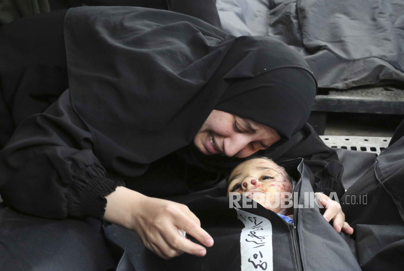 Seorang ibu asal Palestina menangis di hadapan jenazah anaknya yang syahid saat Israel menyerang Jalur Gaza, Selasa, 27 Februari 2024.