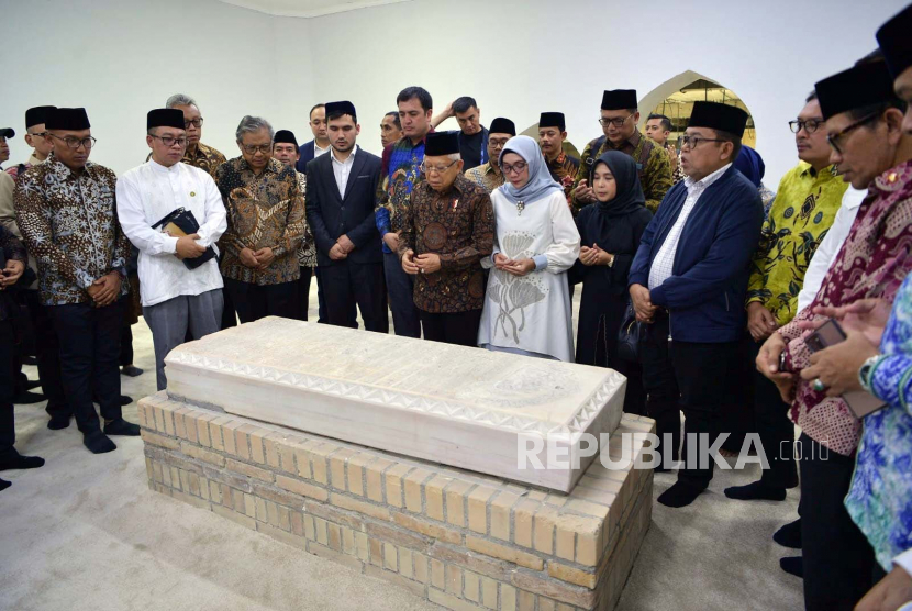 Wakil Presiden KH Maruf Amin berziarah ke makam ulama terkenal di sela kunjungannya ke Uzbekistan yakni Imam Bukhari dan Al Maturidi, Kamis (15/6/2023).