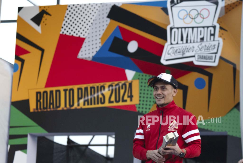 Alet panjat tebing speed putra Indonesia Veddriq Leonardo berhasil meraih medali emas pada kejuaraan IFSC Climbing Olimpic Qualifier di Shanghai, China, yang merupakan sesi kualifikasi Olimpiade. 