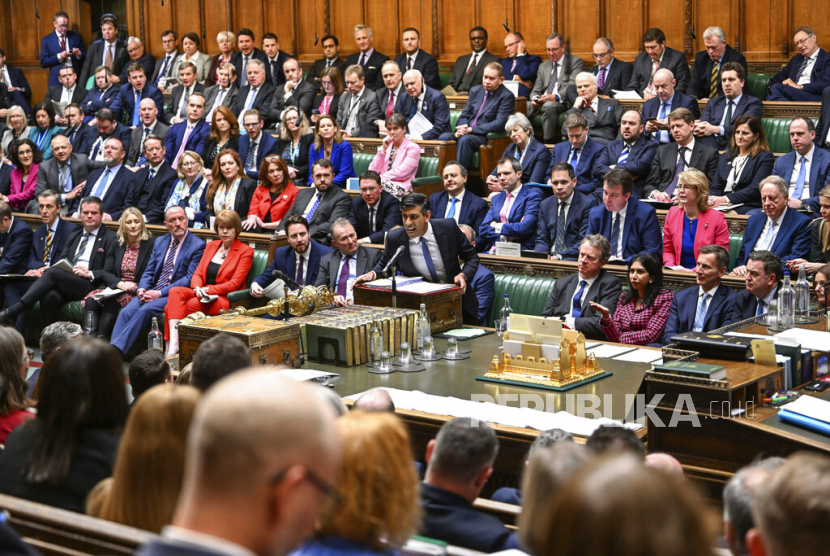 Dalam foto yang disediakan oleh Parlemen Inggris ini, Perdana Menteri Inggris Rishi Sunak berbicara selama Pertanyaan Perdana Menteri di House of Commons, London, Rabu, 11 Januari 2023.