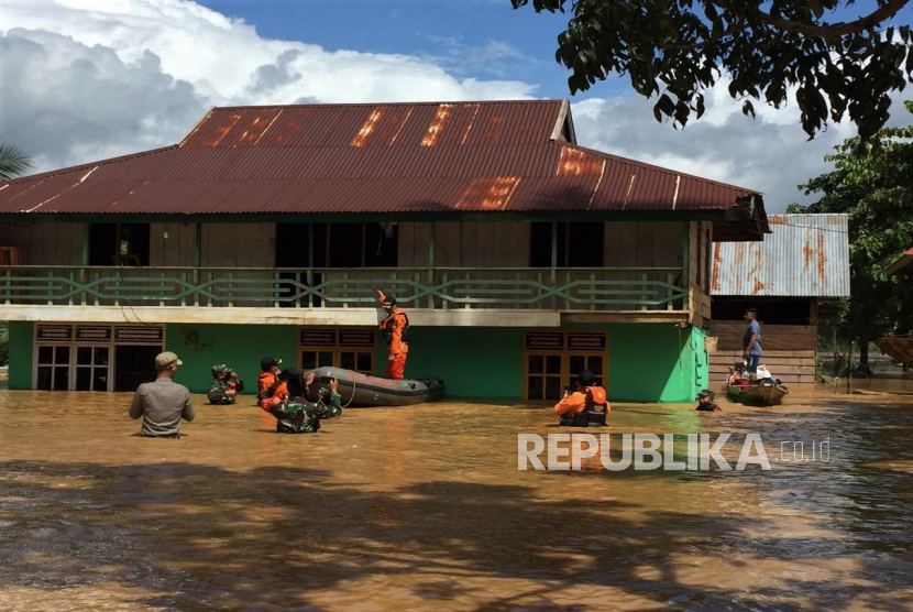 Akses Jalan Desa Terisolasi di Konawe Utara Mulai Terbuka. Personel Basarnas Kendari dan TNI Angkatan Darat Kodim 1417 Kendari mengevakuasi warga yang terjebak banjir di rumahnya di Desa Puwanggudu, Kecamatan Asera, Konawe Utara, Sulawesi Tenggara, Minggu (21/6/2020). Pemerintah setempat telah menetapkan status tanggap darurat bencana banjir terhitung sejak 17 sampai 30 Juni 2020