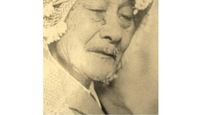 KH Mandhur, seorang ulama dari Temanggung, Jawa Tengah. Pada zaman revolusi, dirinya turut terlibat dalam perjuangan mempertahankan kedaulatan RI.