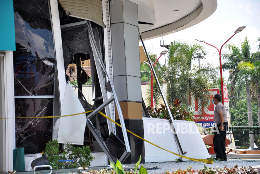 Polisi berjaga di lokasi ledakan salah satu restoran di Plaza Ramayana Medan, Sumatera Utara, Rabu (25/3/2020). Peristiwa ledakan yang belum diketahui penyebabnya dan masih dalam penyelidikan pihak kepolisian tersebut mengakibatkan dua orang karyawan di restoran itu luka bakar