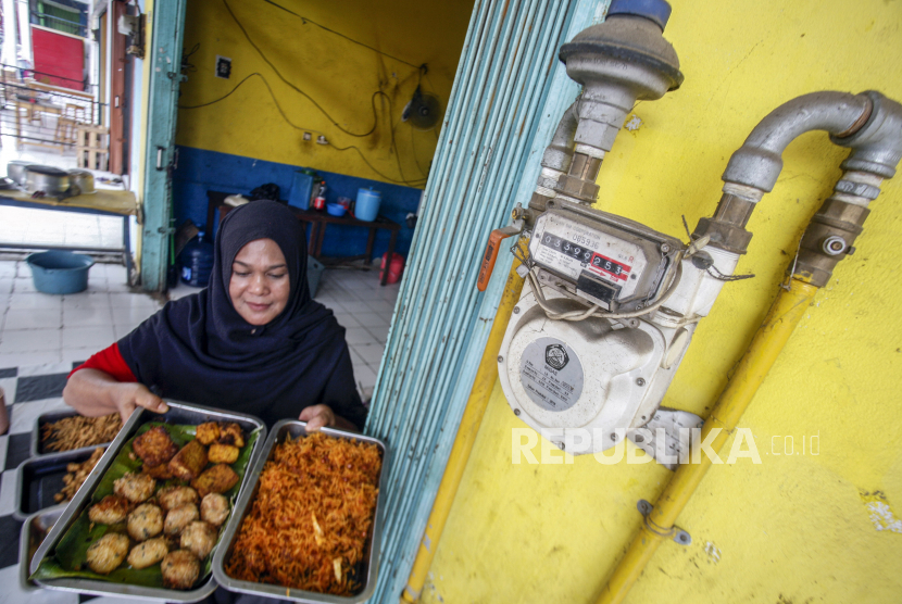 Pengusaha warung makan membawa makanan setelah selesai dimasak dengan menggunakan bahan bakar gas bumi Perusahaan Gas Negara (PGN), (ilustrasi). PGN optimistis untuk mengembangkan infrastruktur dan meningkatkan layanan gas bumi, agar pemanfaatan gas bumi dapat dirasakan secara lebih luas dan berkontribusi positif terhadap perekonomian nasional.